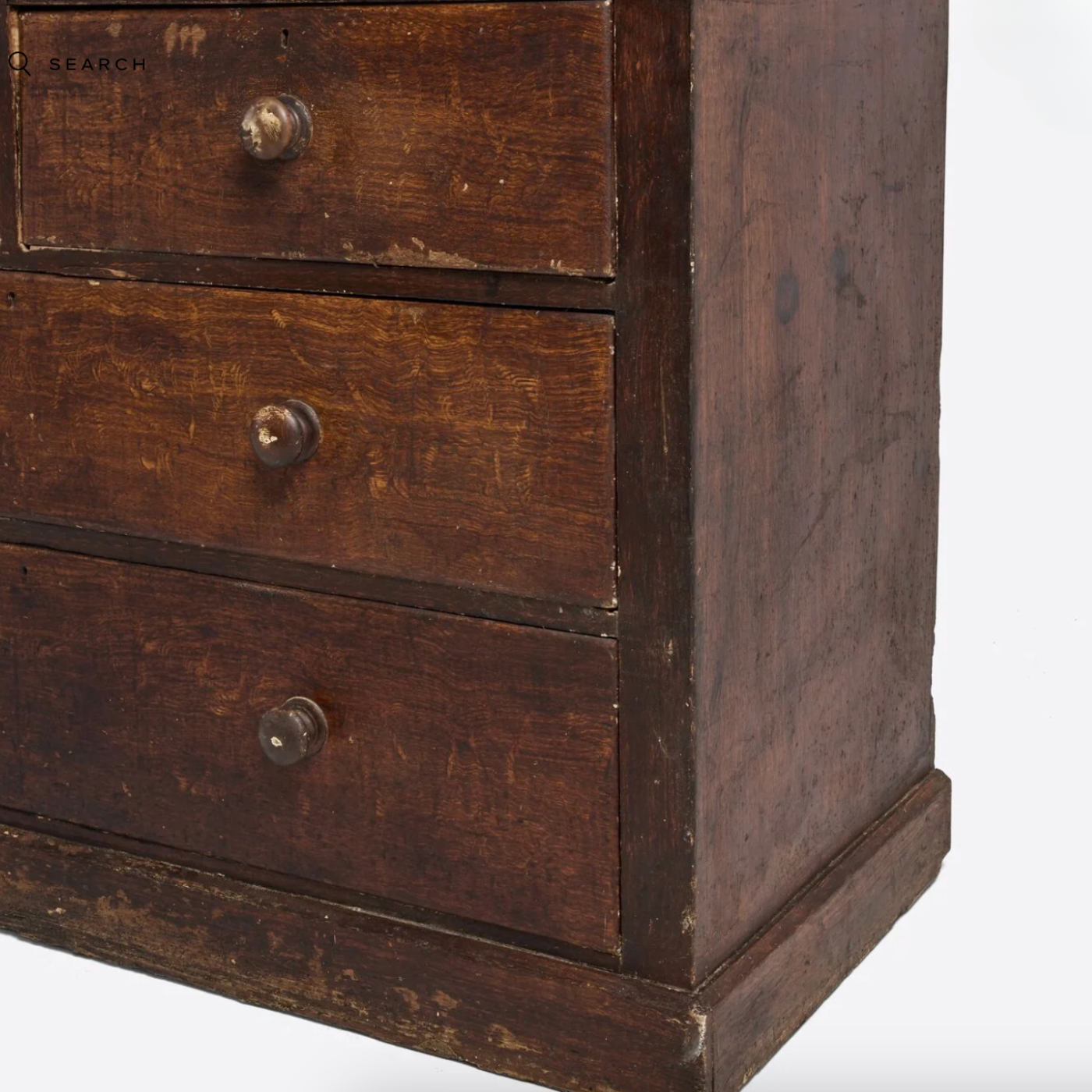 Détail des tiroirs d’une armoire avant restauration
