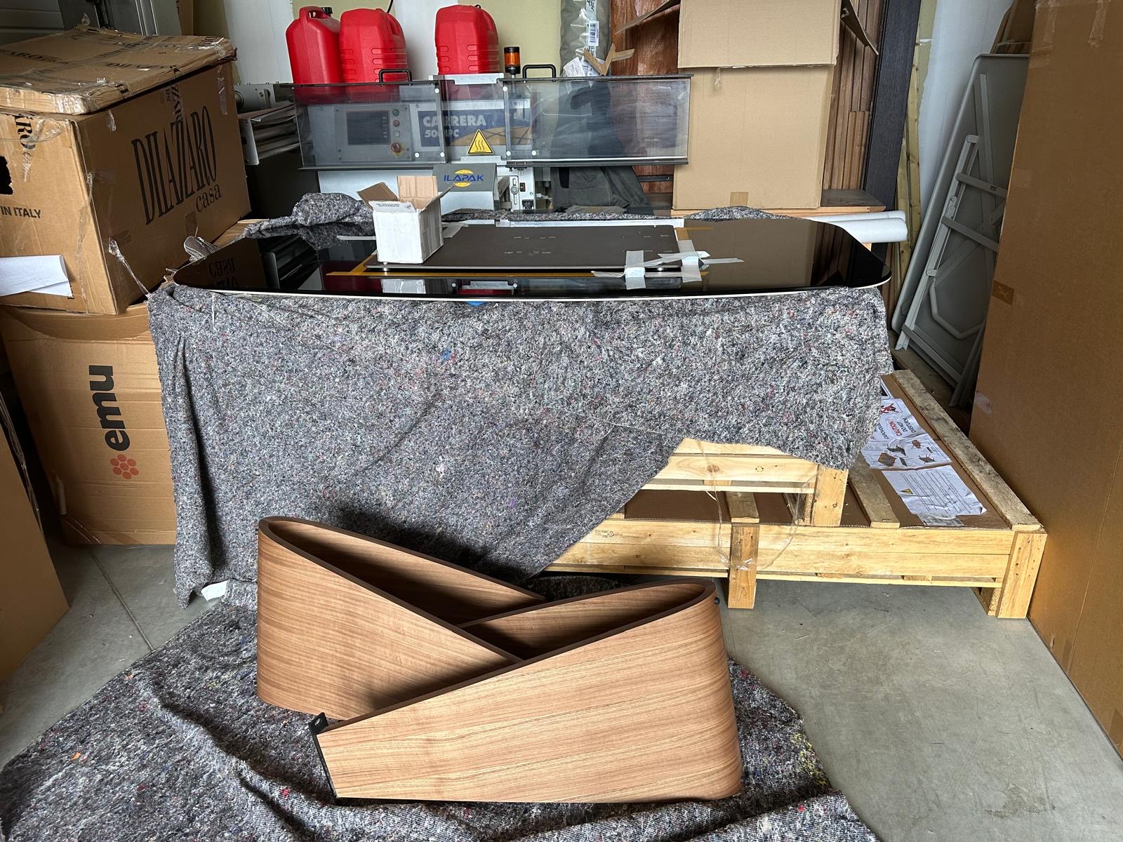 Table Di Lazzaro démontée et protégée pour l’intervention en atelier