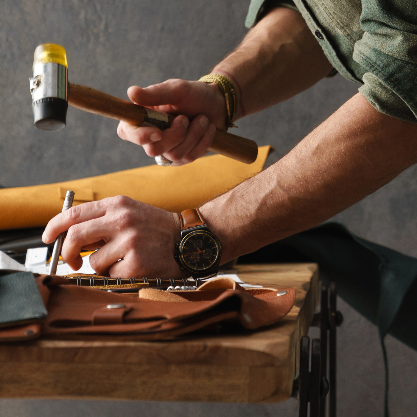 Artisan intervenant sur une structure de meuble
