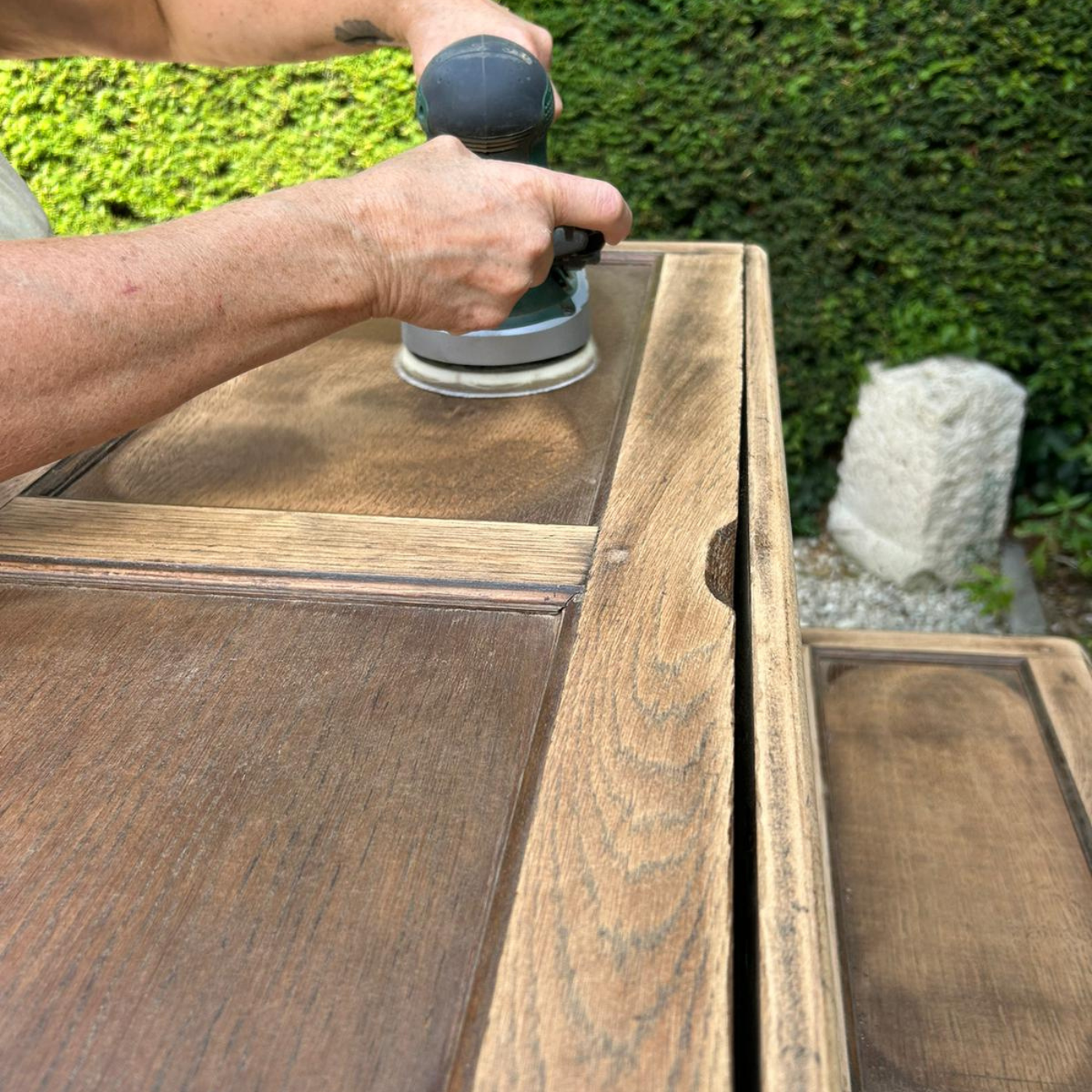 Artisan réparant un meuble