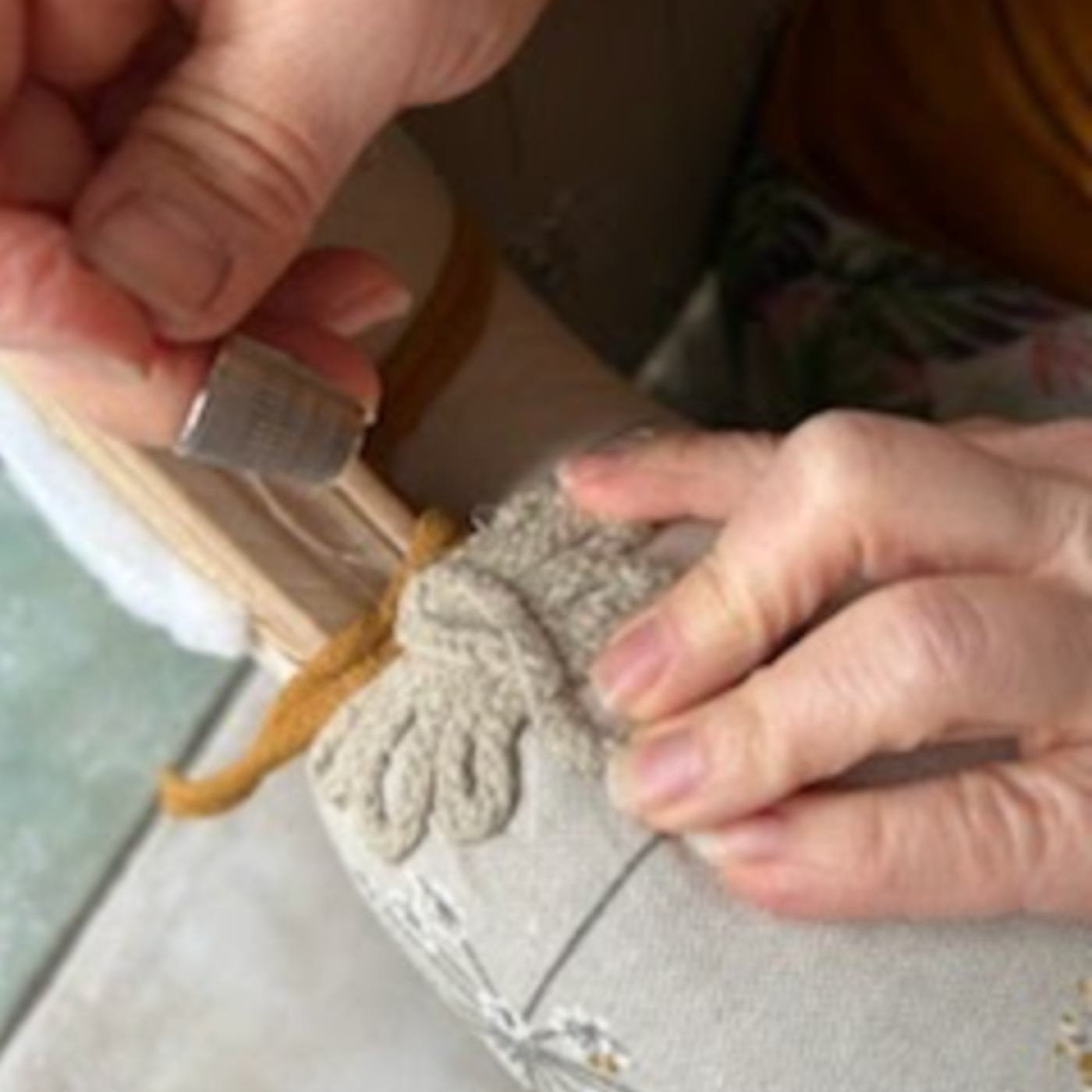 Artisan travaillant sur une assise