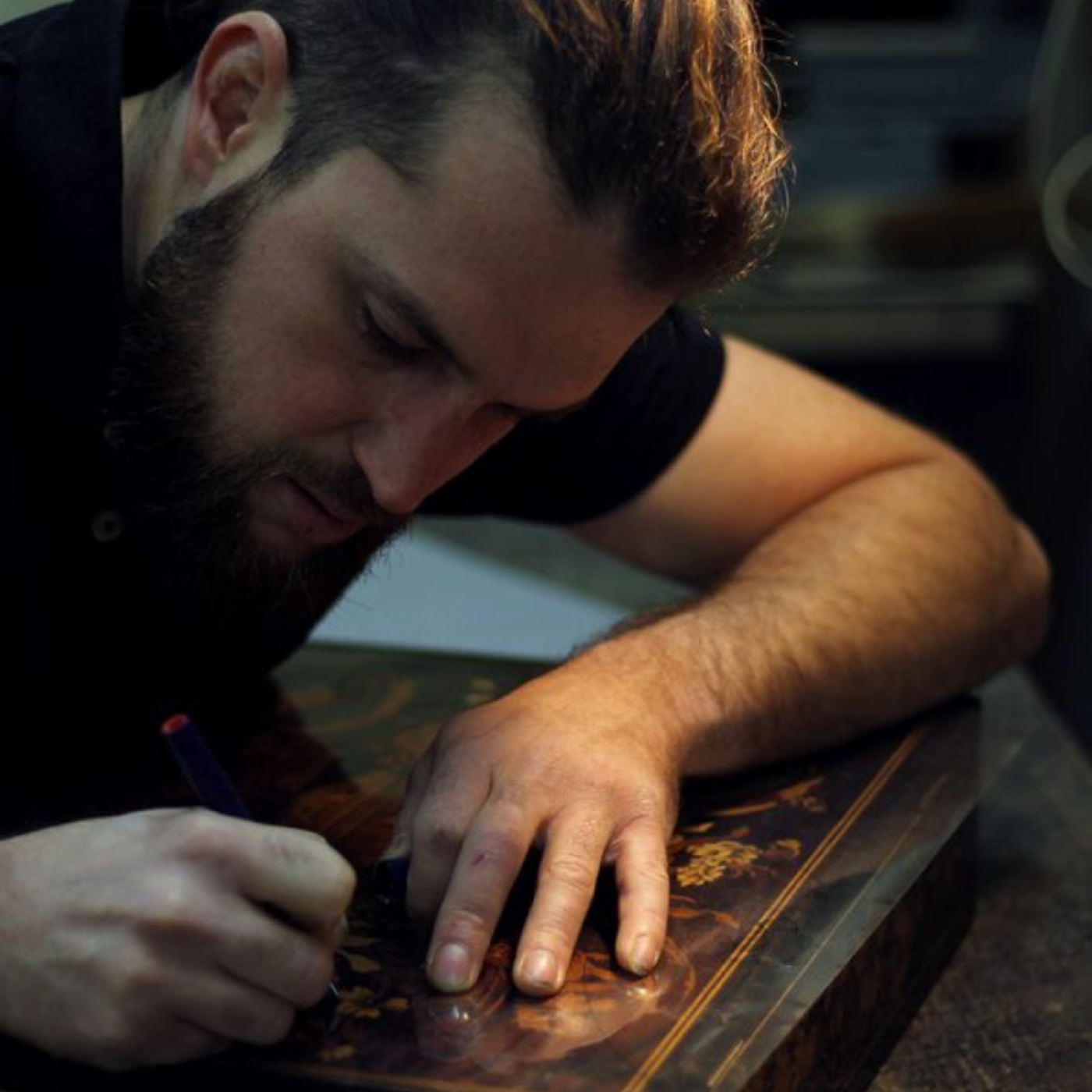Artisan spécialisé dans la réparation de mobilier