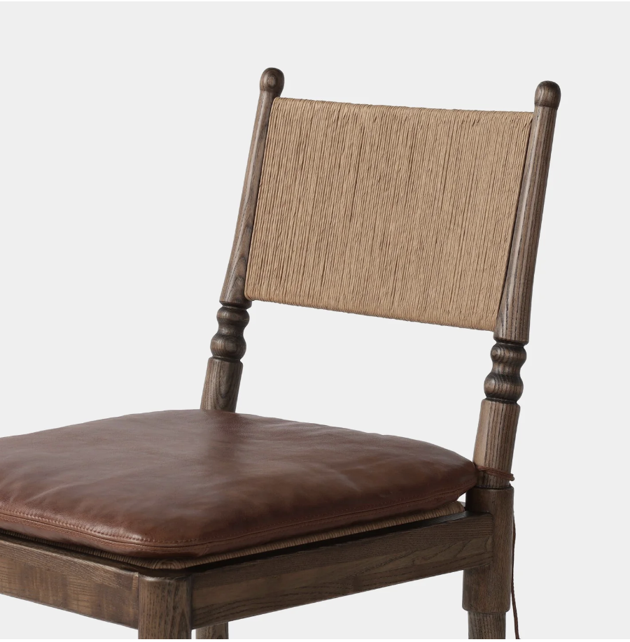 Vue de côté de la chaise endommagée