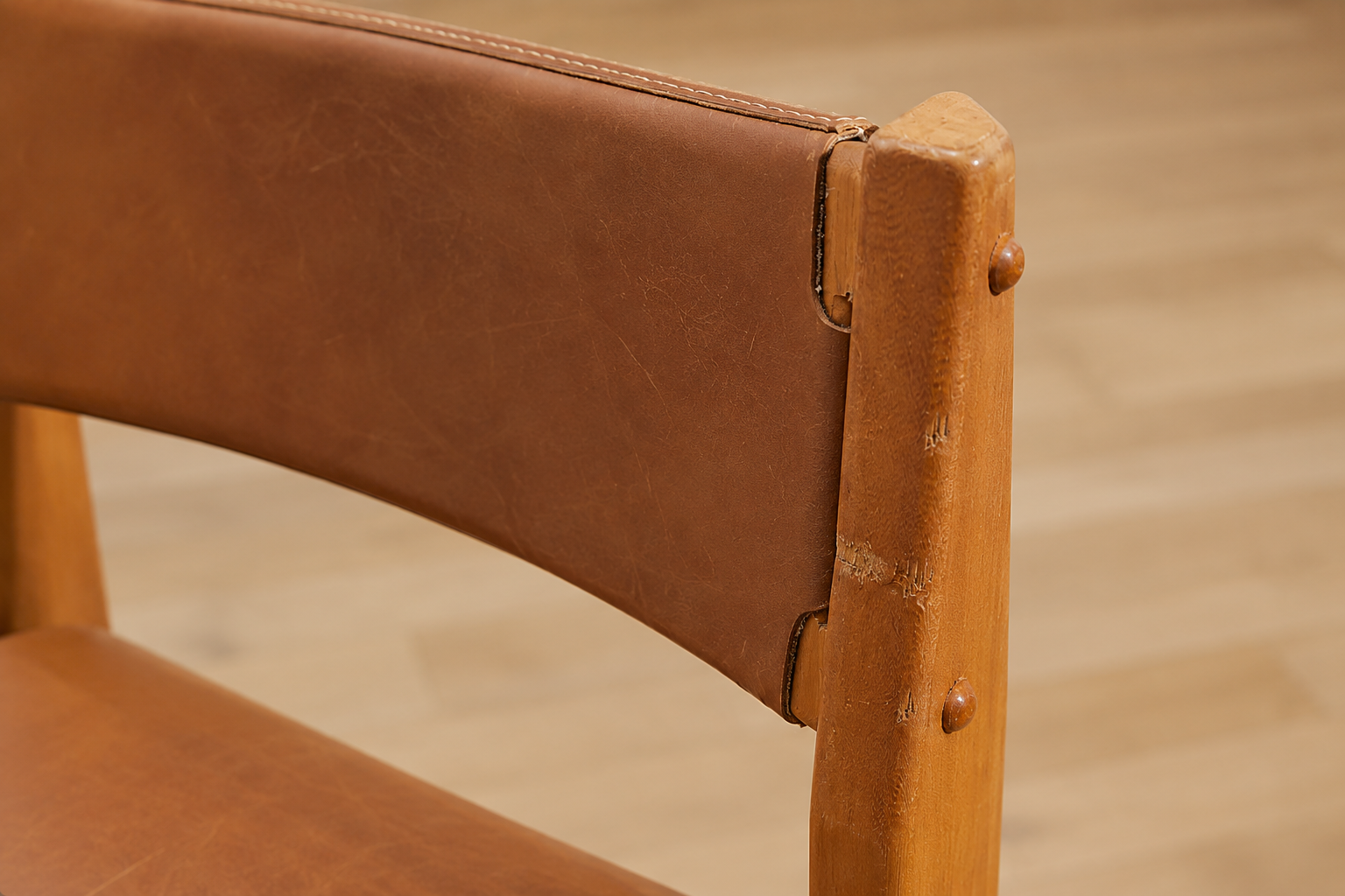 Détail d’une chaise en bois à réparer
