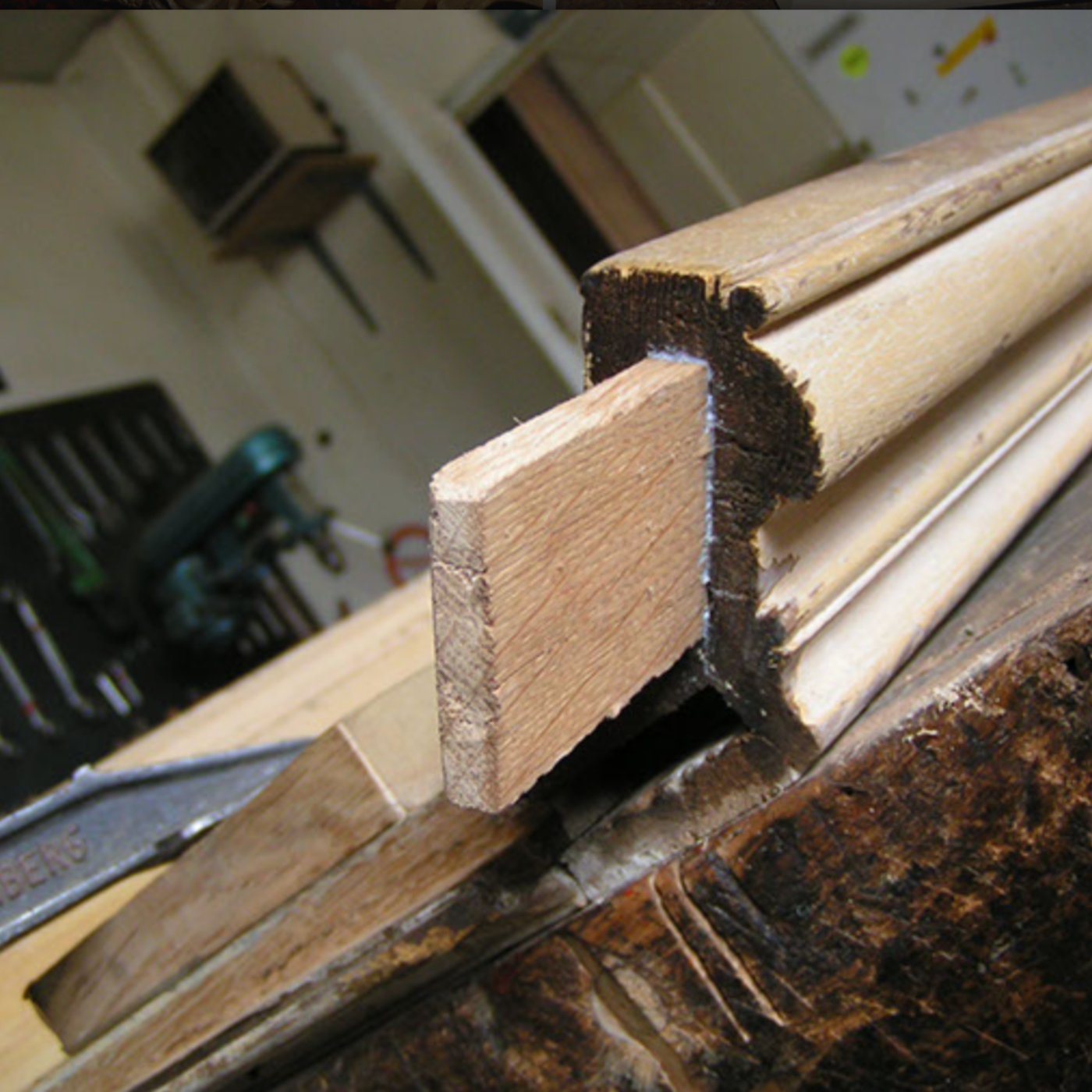 Examen d’un meuble en bois avant réparation